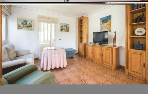 ein Wohnzimmer mit Sofa und Fernseher in der Unterkunft Awesome Home In Caravaca With Kitchen in Caravaca de la Cruz