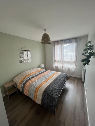 um quarto com uma cama e uma janela em Maison avec terrasse et garage proche tram em Gières