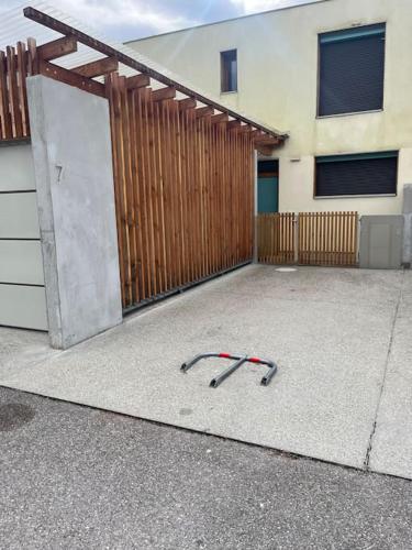 um objecto metálico está sentado em frente a uma garagem em Maison avec terrasse et garage proche tram em Gières