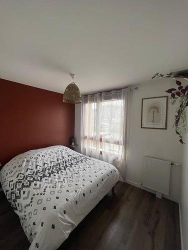 uma cama branca num quarto com uma janela em Maison avec terrasse et garage proche tram em Gières