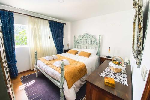 una camera con letto, tavolo e finestra di Paço AL a Monção