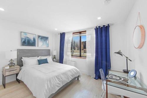 1 dormitorio con cama, escritorio y ventana en 75-5C 3BR LUXURY Duplex BRAND NEW W&D Elevator, en Nueva York
