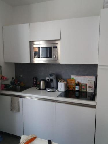 une cuisine avec un comptoir avec un micro-ondes dans l'établissement Cosy and lovely flat au Port de Nice !, à Nice