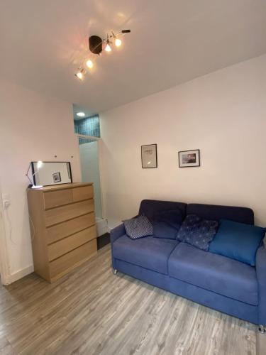 - un salon avec un canapé bleu et une commode dans l'établissement AL 31 - La marée Ault, à Ault