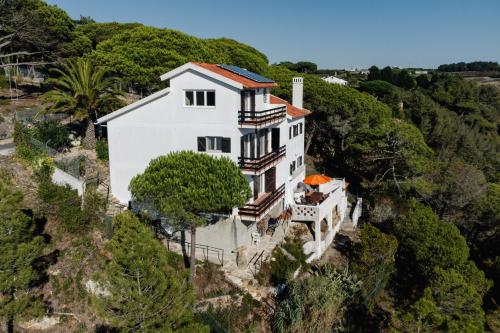 an aerial view of a white house on a hill at Casa do Magoito in Bolembre de Baixo