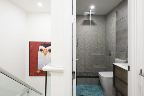 un baño con una pintura de un búho en la pared en 75-3B 3BR Luxury duplex BRAND NEW &D Elevator, en Nueva York