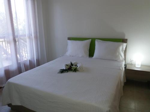 En eller flere senge i et værelse på Platanos Apartment NEW