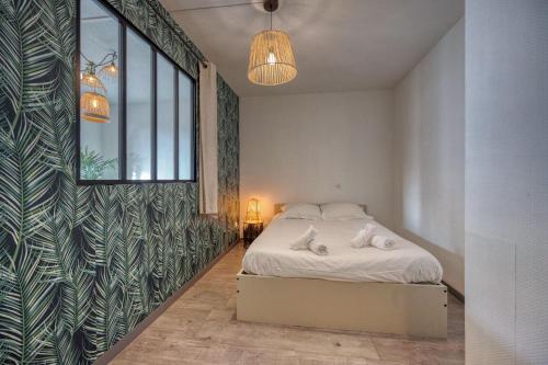 1 dormitorio con cama y ventana grande en Le Jungle - Rocade - Grand Place, en Grenoble