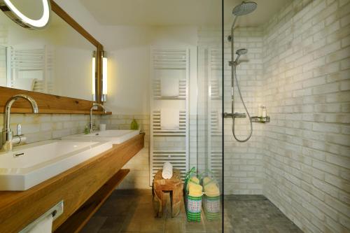 A bathroom at Romantik Hotel Knippschild