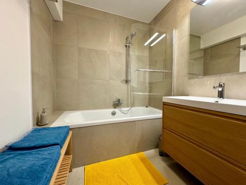 Bathroom sa Luxembourg city appartement 105m2 with balcony