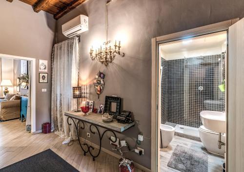 ローマにあるFarnese Suitesのバスルーム(洗面台、トイレ付)が備わります。