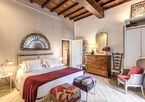ローマにあるFarnese Suitesのベッドルーム(大型ベッド1台、椅子付)