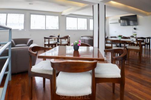 - une salle à manger avec une table et des chaises dans l'établissement SOFT HOTEL, à Douala