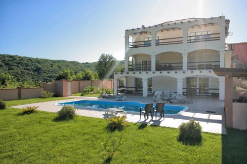 une grande maison avec une piscine dans une cour dans l'établissement Villa Milena, à Herceg-Novi