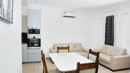 - un salon avec une table blanche et un canapé dans l'établissement SOFT HOTEL, à Douala