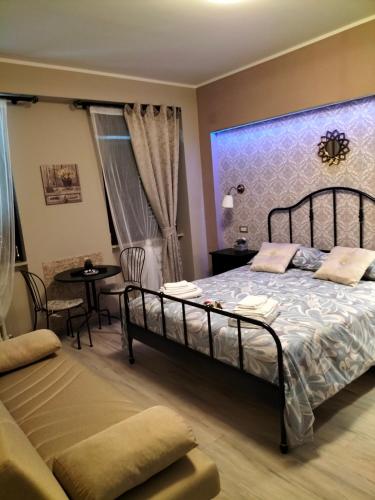 a bedroom with a bed and a table and a chair at Domus Mariae B&B Assisi in Assisi