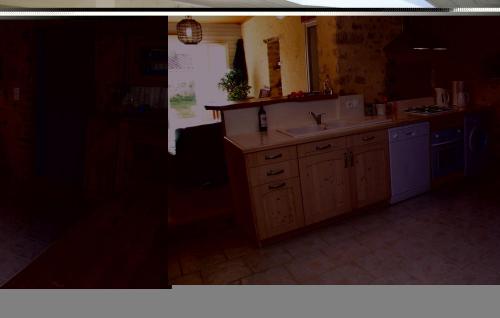une cuisine avec un évier et un plan de travail dans l'établissement Beautiful Home In La Jonchere, à La Jonchère