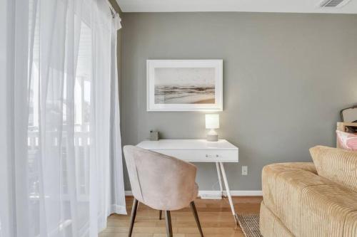 Ruang duduk di Tybee Island Treasure: Beachfront Condo