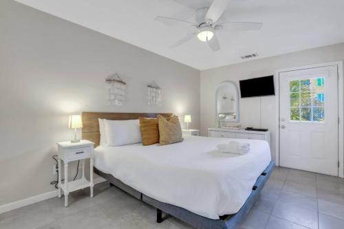 Katil atau katil-katil dalam bilik di Tybee Island Treasure: Beachfront Condo