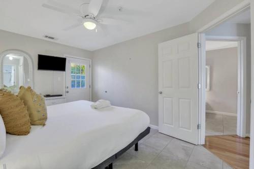 Katil atau katil-katil dalam bilik di Tybee Island Treasure: Beachfront Condo