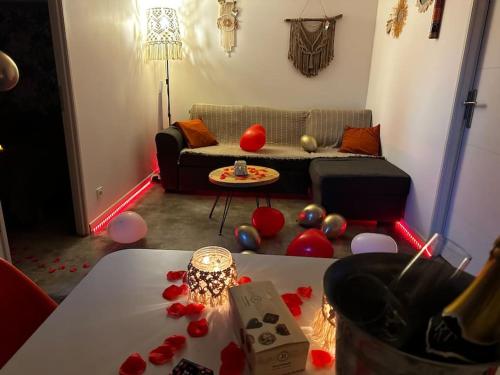 - un salon avec un canapé et une table avec des ballons dans l'établissement Mini house jaccuzi campagne proche mer&lac, à Flayosc