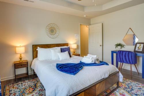 Llit o llits en una habitació de North Charleston Home Rental Near Shops and Beach!