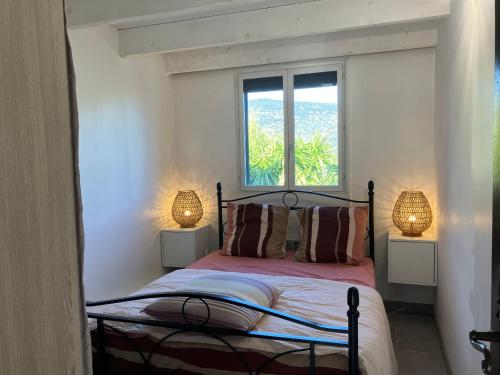 Ένα ή περισσότερα κρεβάτια σε δωμάτιο στο Magnifique duplex climatisé dans une villa calme