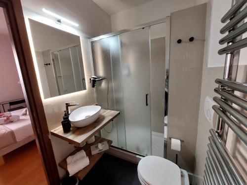 ein Bad mit einem Waschbecken, einem WC und einer Dusche in der Unterkunft B&B Gaudium Colosseo in Rom