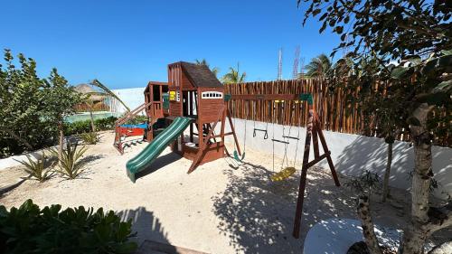 - une aire de jeux avec toboggan dans le sable dans l'établissement Tótem Beach Club, à Celestún