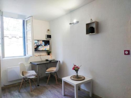 Photo de la galerie de l'établissement Studio Avignon Intra Muros full equipée R+1, à Avignon