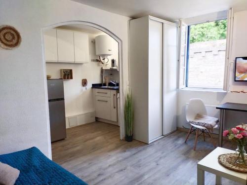 Photo de la galerie de l'établissement Studio Avignon Intra Muros full equipée R+1, à Avignon