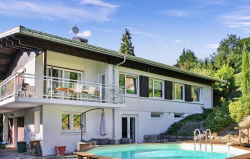 une maison avec une piscine devant dans l'établissement Les Dents De Lanfon, à Bluffy