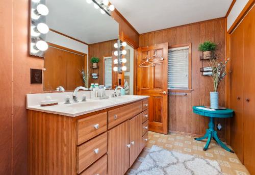uma casa de banho com um lavatório e um espelho em Cheerful 4BR Chalet with Seasonal Pool, Hot Tub em New Kensington