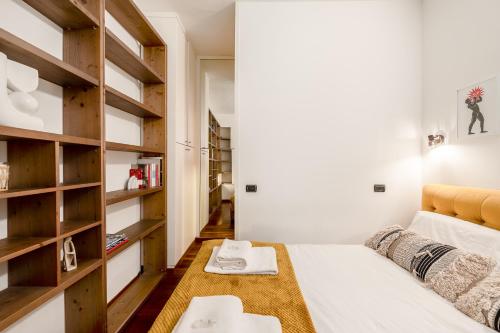 ein kleines Zimmer mit einem Bett und Regalen in der Unterkunft Kibilù - Via dell'Unione - City Centre - Duomo in Mailand