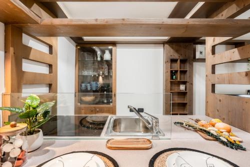 eine Küche mit einer Spüle und einer Theke in der Unterkunft Kibilù - Via dell'Unione - City Centre - Duomo in Mailand