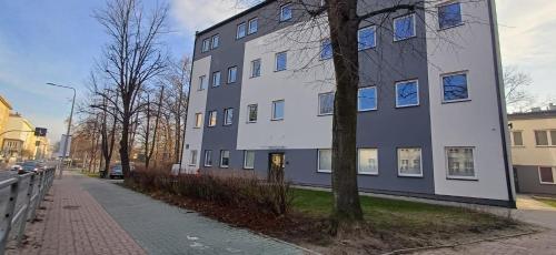 チェンストホヴァにあるKawalerka Centrum parking prywatnyの大きな白い建物