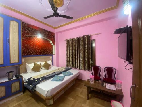 Postel nebo postele na pokoji v ubytování BNB ROYAL INN SHIMLA