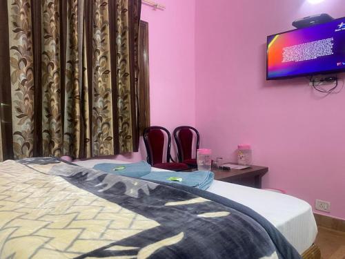TV a/nebo společenská místnost v ubytování BNB ROYAL INN SHIMLA