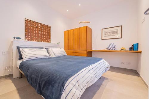 Un dormitorio con una cama y un armario de madera. en La Casetta del Bistromare, en Sestri Levante