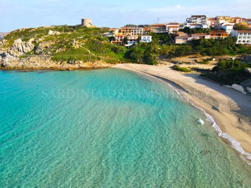 an aerial view of a beach in a resort at Casa Lorenza a 300 m dalla spiaggia con aria condizionata in Santa Teresa Gallura