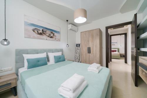una camera da letto con un letto blu e asciugamani di Tarsa's House by the Sea a Skala Marion