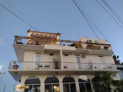 um grande edifício branco com uma varanda em Hotel Terraza Los cabos em Cabo San Lucas