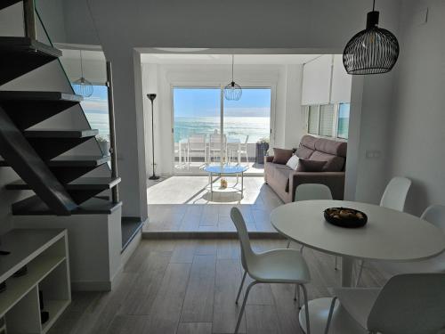 FANTÁSTICO DÚPLEX CON VISTAS IMPRESIONANTES AL MAR