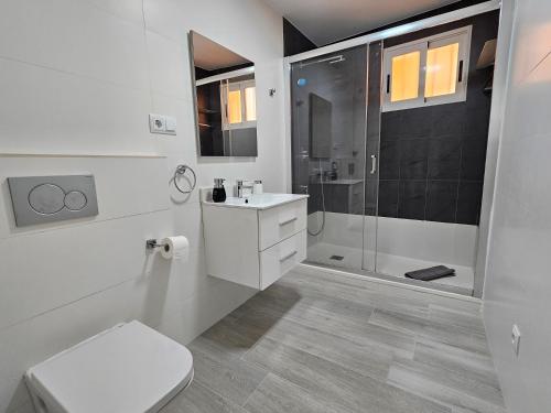 A bathroom at FANTÁSTICO DÚPLEX CON VISTAS IMPRESIONANTES AL MAR