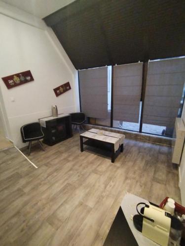 un salon avec un canapé et une table dans l'établissement Hotel particulier jazs, à Cambrai