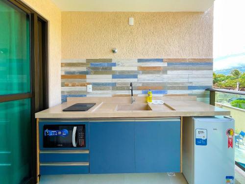 eine Küche mit einer Spüle und einer Arbeitsplatte in der Unterkunft Tangaroa #01 em Porto de Galinhas por Carpediem in Porto De Galinhas