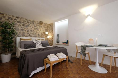 Postel nebo postele na pokoji v ubytování Borghetto Belvedere Calmasino Bardolino