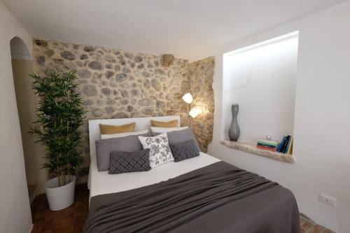 Postel nebo postele na pokoji v ubytování Borghetto Belvedere Calmasino Bardolino