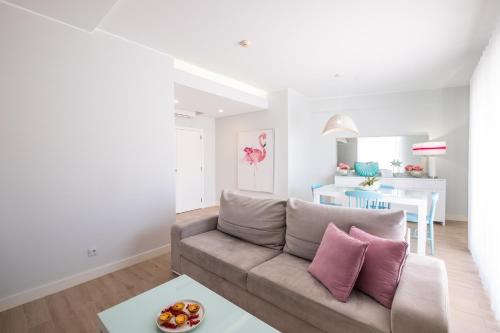 ein Wohnzimmer mit Sofa und Tisch in der Unterkunft Marina Design T1 in Páteo