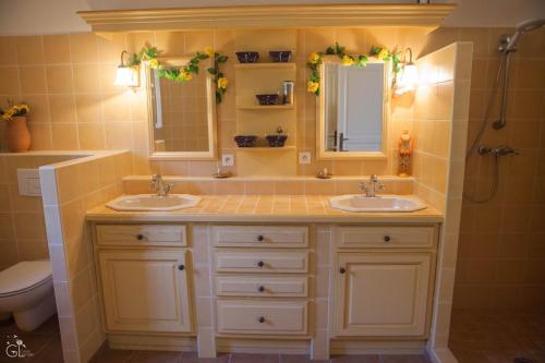 une salle de bain avec deux lavabos et une douche dans l'établissement Magnifique Villa vue mer 180° - Villa Cassandra, aux Issambres